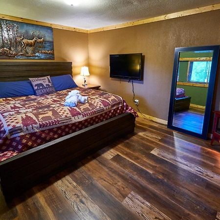 Steps From Downtown Pigeon Forge Parkway + Private Hottub And Firepit - Wifi - Firefly Bungalows Exterior foto