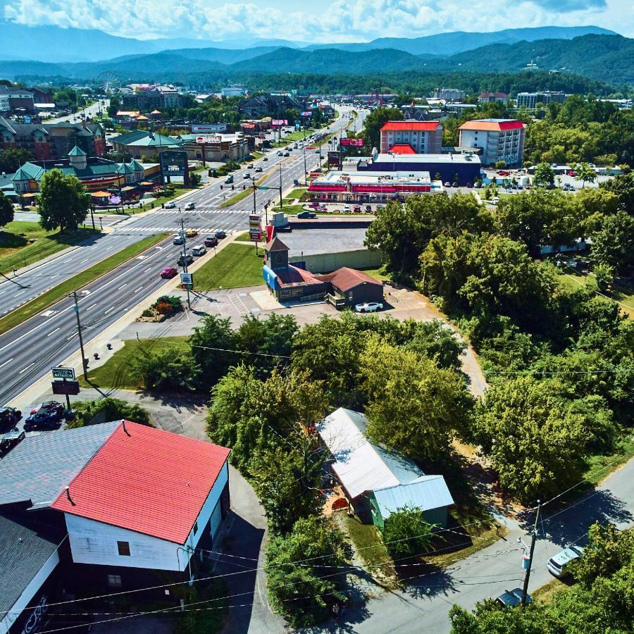 Steps From Downtown Pigeon Forge Parkway + Private Hottub And Firepit - Wifi - Firefly Bungalows Exterior foto