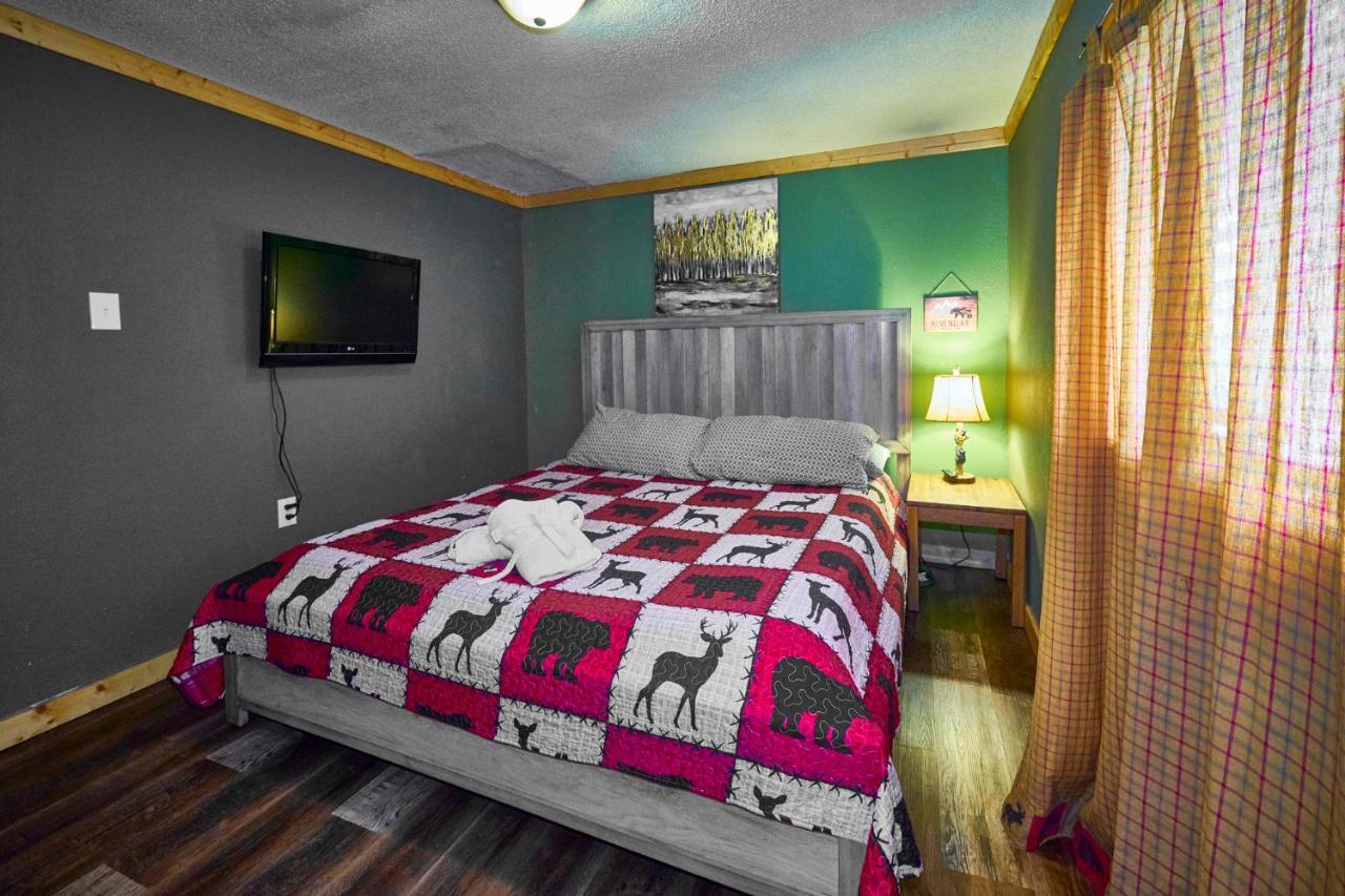 Steps From Downtown Pigeon Forge Parkway + Private Hottub And Firepit - Wifi - Firefly Bungalows Exterior foto