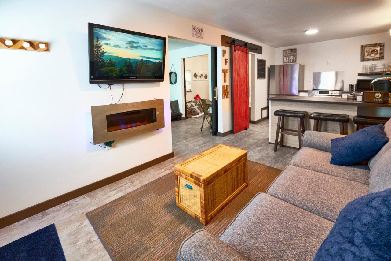 Steps From Downtown Pigeon Forge Parkway + Private Hottub And Firepit - Wifi - Firefly Bungalows Exterior foto