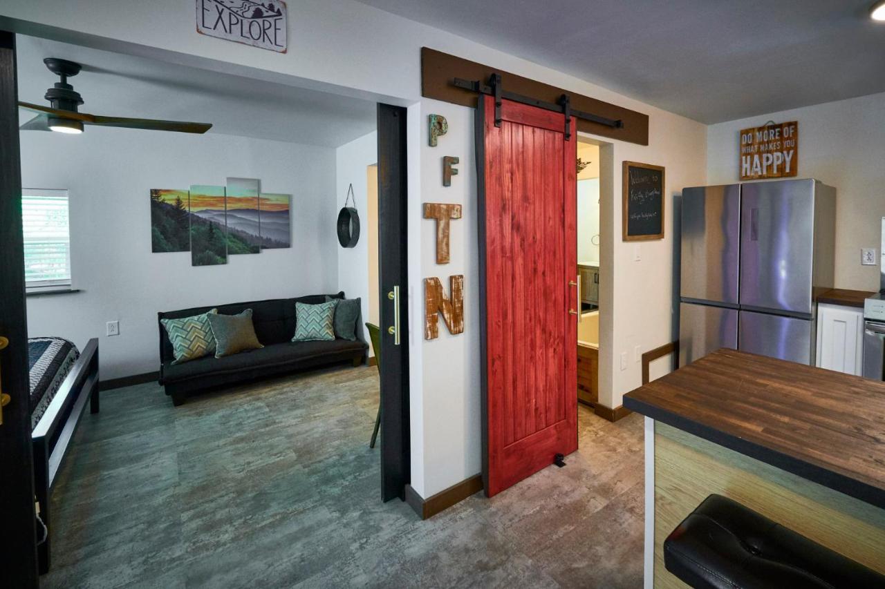 Steps From Downtown Pigeon Forge Parkway + Private Hottub And Firepit - Wifi - Firefly Bungalows Exterior foto