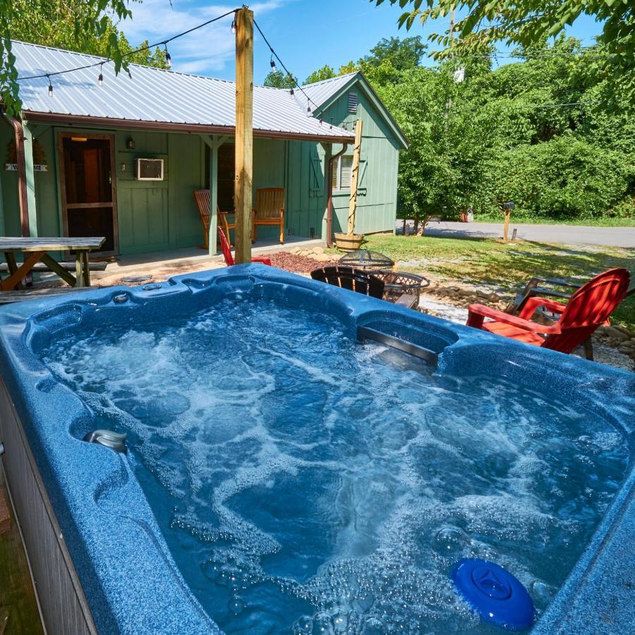 Steps From Downtown Pigeon Forge Parkway + Private Hottub And Firepit - Wifi - Firefly Bungalows Exterior foto
