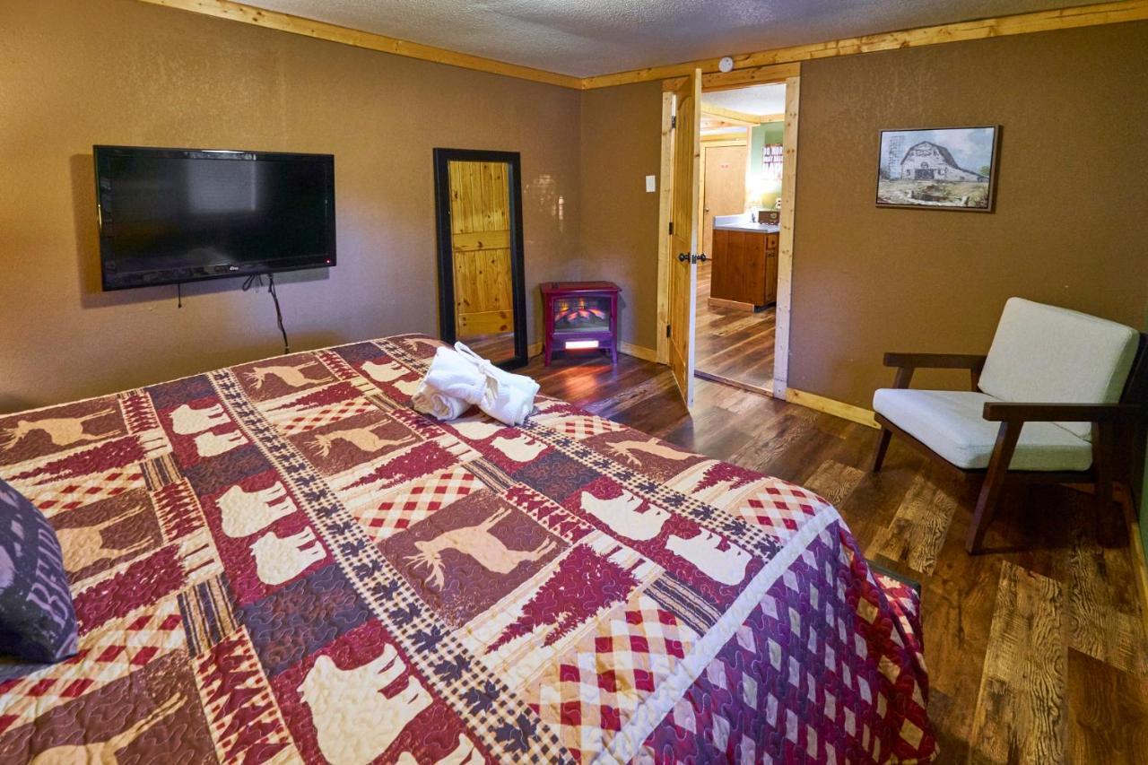 Steps From Downtown Pigeon Forge Parkway + Private Hottub And Firepit - Wifi - Firefly Bungalows Exterior foto
